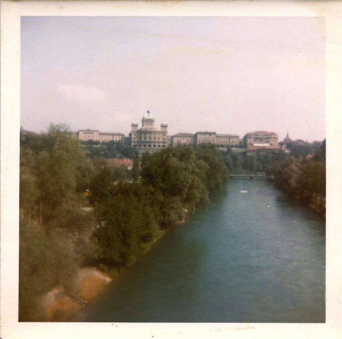 Bern. South face of the Parliament Building from across the Aare River. 24th July 1969. Palais fédéral : la façade sud.