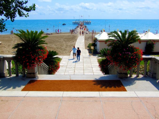 Hey, I’m Not Using The Back Door! The beach behind the Hotel Excelsior, Lungomare Guglielmo Marconi, 41, 30126 Lido VE, Italy. https://witness.theguardian.com/assignment/55afb147e4b0571ff3516306/1652703
