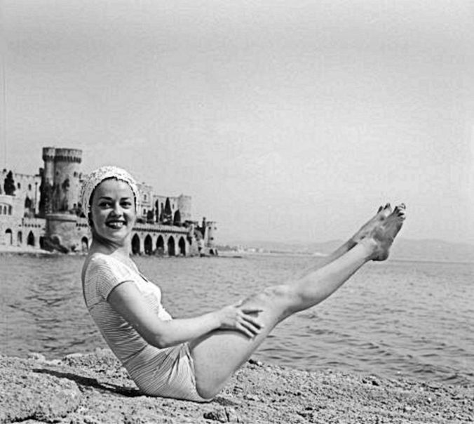 jeanne-moreau-feet-1589734-resize-sharpen